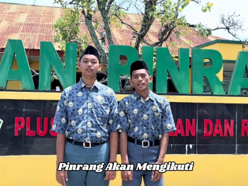 Rizky Nur Salam dan Muh. Sofyan Maulana Ruslan, Tim robotik MAN Pinrang lolos ke Grand Final Kompetisi Robotik Madrasah Nasional (KRMN) 2025 yang digelar oleh Kemenag RI.  @Jejakfakta/dok. Istimewa