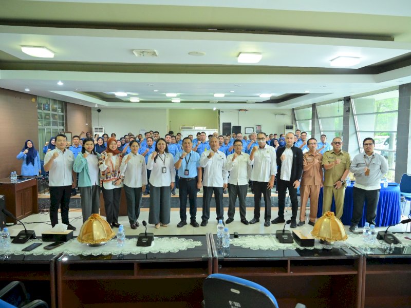 Plt Direktur Utama Perumda Air Minum Kota Makassar, Hamzah Ahmad, menerima kunjungan resmi Badan Pemeriksa Keuangan (BPK) Perwakilan Provinsi Sulawesi Selatan di Aula Tirta Dharma, Senin (27/10/2025). @Jejakfakta/dok. Istimewa