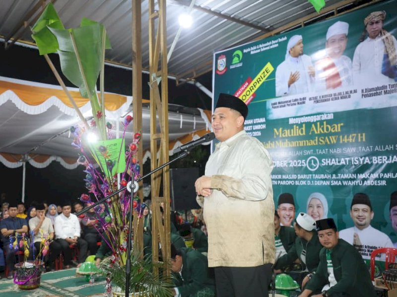 Wali Kota Makassar, Munafri Arifuddin, saat menghadiri Maulid Akbar Nabi Besar Muhammad SAW 1447 H yang digelar oleh Majelis Zikir dan Muhasabah Darut Taubah di pelataran Masjid Darut Taubah, Jalan Taman Makam Pahlawan,  Minggu malam (26/10/2025). @Jejakfakta/dok. Humas Pemkot Makassar