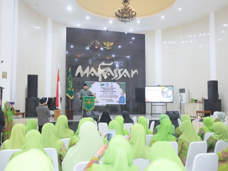 Wali Kota Makassar, Munafri Arifuddin, saat menjadi narasumber pada Workshop Ruang Publik Ramah Anak: Upaya Preventif dan Responsif Terhadap Kekerasan Seksual, yang diselenggarakan Pimpinan Cabang Muslimat Nahdlatul Ulama (NU) Kota Makassar di Baruga Anging Mammiri, Minggu (26/10/2025). @Jejakfakta/dok. Humas Pemkot Makassar
