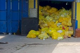 Warga Keluhkan Bau Tak Sedap dan Polusi dari Pembakaran Limbah Medis di Kawasan Industri Makassar