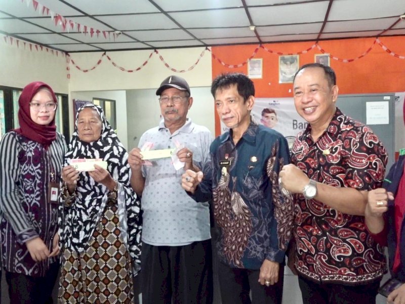 Wakil Bupati Pangkep, Abd Rahman Assagaf, hadir dalam penyaluran bantuan ATENSI Kemensos di Kantor Pos Pangkep Kamis (6/11/2025). @jejakfaktacom/Humas Pemda Pangkep