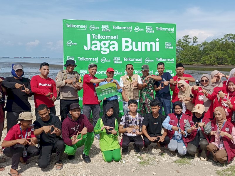 Penanaman 1.000 bibit mangrove di pesisir Biringkasi, Desa Bulu Cindea, Kabupaten Pangkajene dan Kepulauan, Kamis (6/11/2025). @jejakfaktacom/Humas Pemda Pangkep