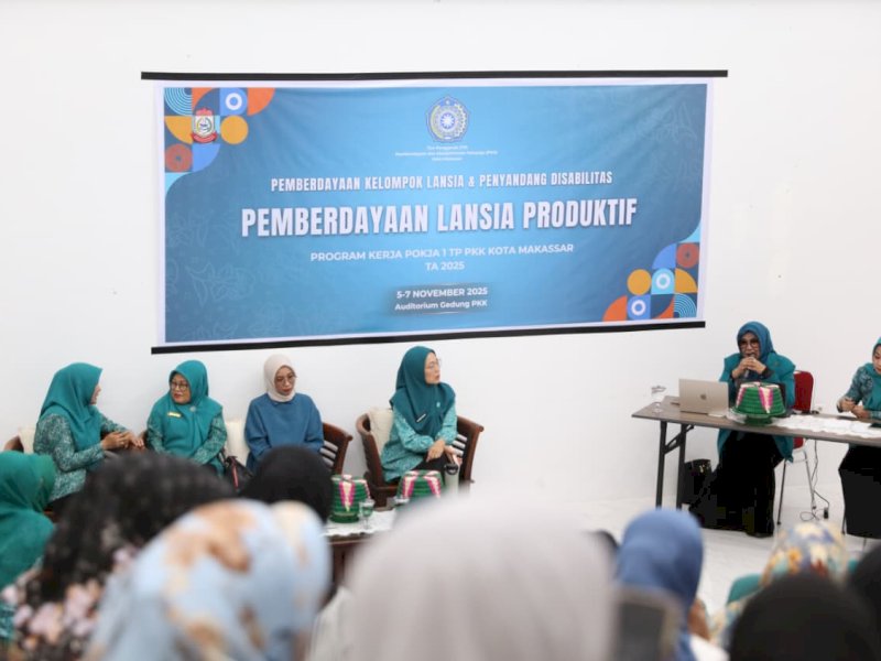 Ketua TP PKK Kota Makassar, Melinda Aksa, saat menghadiri kegiatan Pemberdayaan Lansia Produktif yang digelar oleh Pokja I TP PKK Kota Makassar, di Auditorium Gedung PKK, Rabu (5/11/2025). @Jejakfakta/dok. Humas Pemkot Makassar