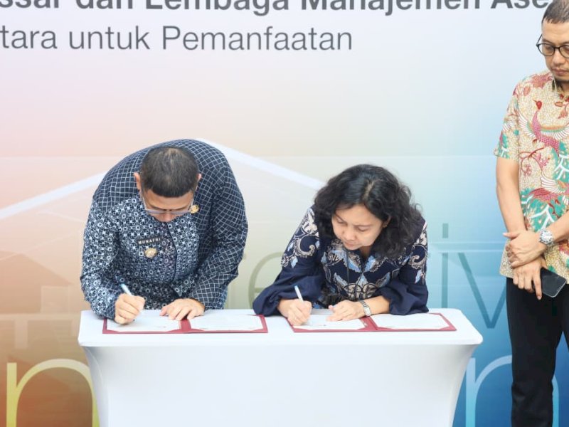 Wali Kota Makassar, Munafri Arifuddin, Direktur Jenderal Kekayaan Negara (Dirjen KN) Kemenkeu RI, Rional Silaban, melakukan penandatanganan nota kesepahaman dengan Lembaga Manajemen Aset Negara (LMAN), Jumat (7/11/2025). @Jejakfakta/dok. Humas Pemkot Makassar