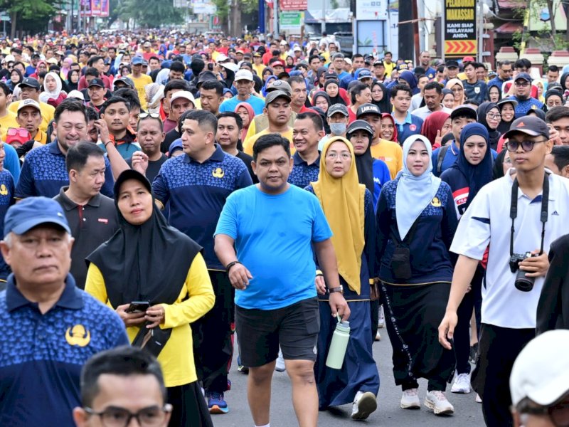 Puluhan ribu warga tumpah ruah mengikuti Jalan Sehat dari rangkaian perayaan Hari Ulang Tahun (HUT) ke-418 Kota Makassar. @jejakfaktacom/Reza