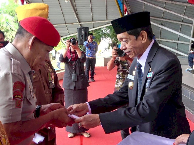 Wakil Bupati Pangkep, menyerahkan tali asih kepada 64 orang veteran. @jejakfaktacom/Humas Pemda Pangkep.