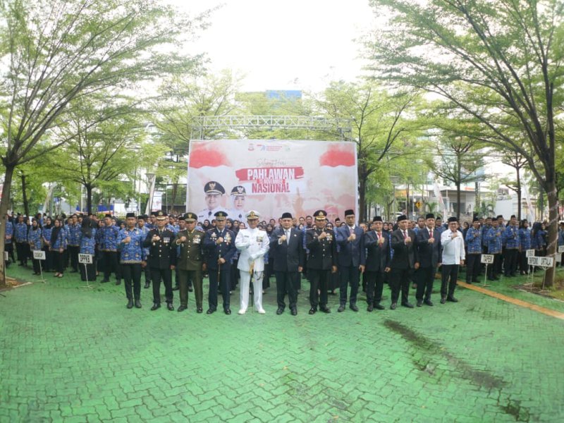 Wali Kota Makassar, Munafri Arifuddin, foto bersama usai upacara peringatan Hari Pahlawan Nasional tahun 2025 yang digelar di halaman Balai Kota Makassar, Senin (10/11/2025). @Jejakfakta/dok. Humas Pemkot Makassar