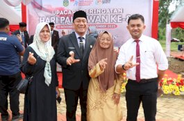 Bupati dan Wabup Lutim Serahkan Santunan kepada Janda Veteran Usai Upacara Hari Pahlawan