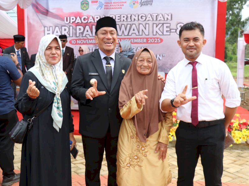 Penyerahkan santunan kepada janda veteran usai Upacara Peringatan Hari Pahlawan di Lapangan Pendidikan, Malili, Senin (10/11/2025). @jejakfaktacom/Humas Pemda Luwu Timur