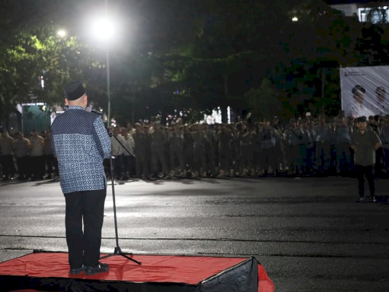 Kota. Wali Kota Makassar, Munafri Arifuddin, bertindak sebagai Pembina Apel Siaga Ketentraman dan Ketertiban Umum (Trantibum) yang melibatkan lima kecamatan, yakni Tallo, Bontoala, Wajo, Ujung Tanah, dan Ujung Pandang, bertempat di pelataran Masjid Al-Markaz Al-Islami, Jumat (6/11/2025) malam. @Jejakfakta/dok. Humas Pemkot Makassar