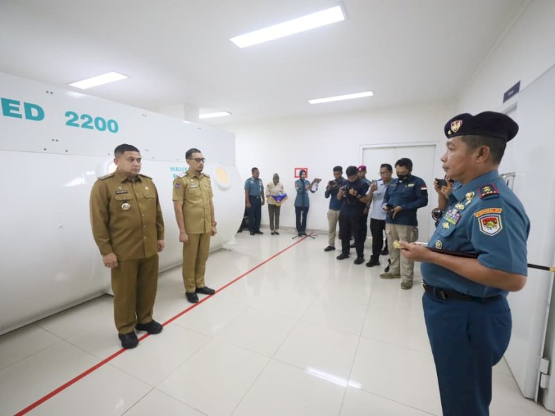 Wali Kota Makassar, Munafri Arifuddin, menghadiri kegiatan Penyematan Brevet Kehormatan Hiperbarik yang digelar oleh TNI Angkatan Laut dalam rangka Hari Kesehatan TNI AL Tahun 2025, bertempat di Rumah Sakit Jala Ammari, Makassar, Selasa (11/11/2025). @Jejakfakta/dok. Humas Pemkot Makassar