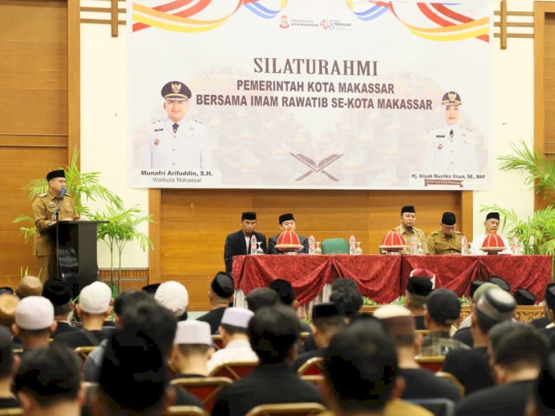 Wali Kota Makassar, Munafri Arifuddin,  saat memberikan sambutan pada kegiatan Silaturahmi Pemerintah Kota Makassar bersama Imam Rawatib se-Kota Makassar, yang digelar di Makassar Golden Hotel (MGH), Selasa (11/11/2025). @Jejakfakta/dok. Humas Pemkot Makassar
