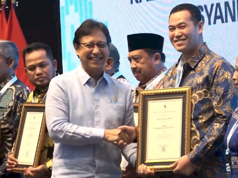 Bupati Pangkep, Muhammad Yusran Lalogau, menerima langsung Penghargaan Pencapaian Intervensi Spesifik Terbaik Tahun 2025 dari Menteri Kesehatan Budi Gunadi Sadikin, Rabu (12/11/2025). @jejakfaktacom/ Humas Pemda Pangkep