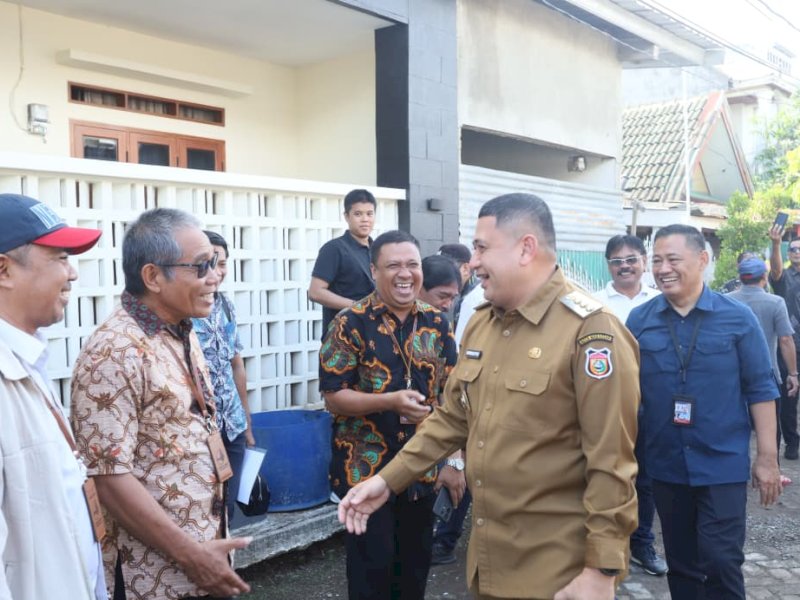 Wali Kota Makassar Munafri Arifuddin, bersama Direksi PDAM dan dinas PU turun langsung meninjau rumah warga di Perumahan Nusa Tamalanrea Indah (NTI), Kecamatan Tamalanrea, Selasa (11/11/2025). @Jejakfakta/dok. Humas Pemkot Makassar 