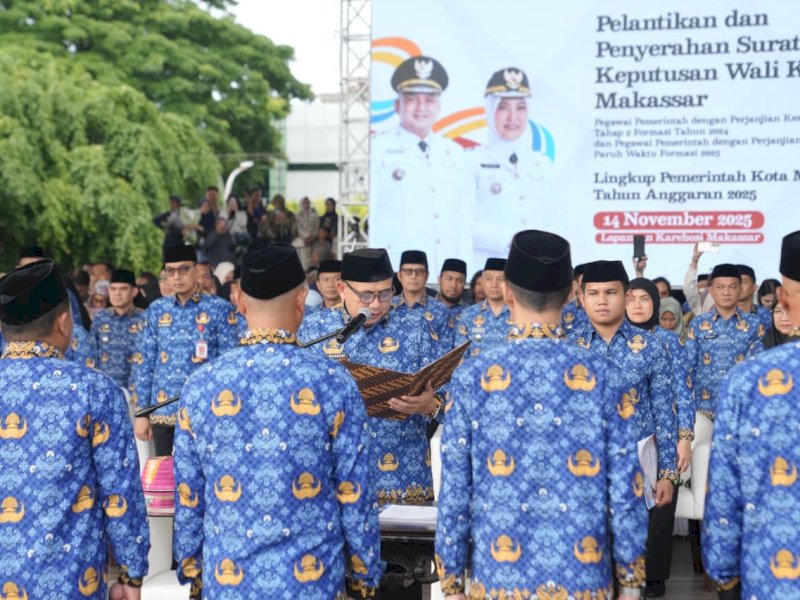 Wali Kota Makassar, Munafri Arifuddin, memimpin Upacara Pelantikan dan Penyerahan Surat Keputusan Pengangkatan Pegawai Pemerintah dengan Perjanjian Kerja (PPPK) Tahun 2024 dan PPPK Paruh Waktu Tahun 2025 di Lapangan Karebosi, Jumat (14/11/2025). @Jejakfakta/dok. Humas Pemkot Makassar