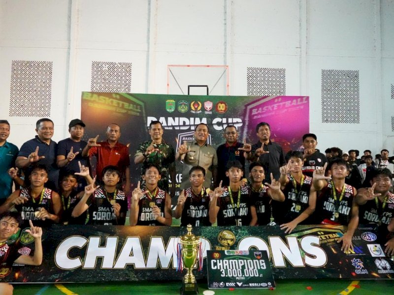 Dandim Cup Basketball 2025 resmi ditutup oleh Bupati Luwu Timur, Irwan Bachri Syam, di GOR Malili, Jumat (14/11/2025). @jejakfaktacom/Humas Pemda Lutim