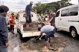 Lubang Pengabdian Warga Minasa Upa: Ketika Jalan Rusak Diperbaiki dengan Semangat Gotong Royong