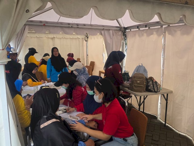 Dinas Kesehatan Kota Makassar membuka layanan pemeriksaan kesehatan gratis, HUT ke-418 Kota Makassar, di kawasan Anjungan Pantai Losari, Sabtu (8/11/2025). @Jejakfakta/dok. Humas Pemkot Makassar