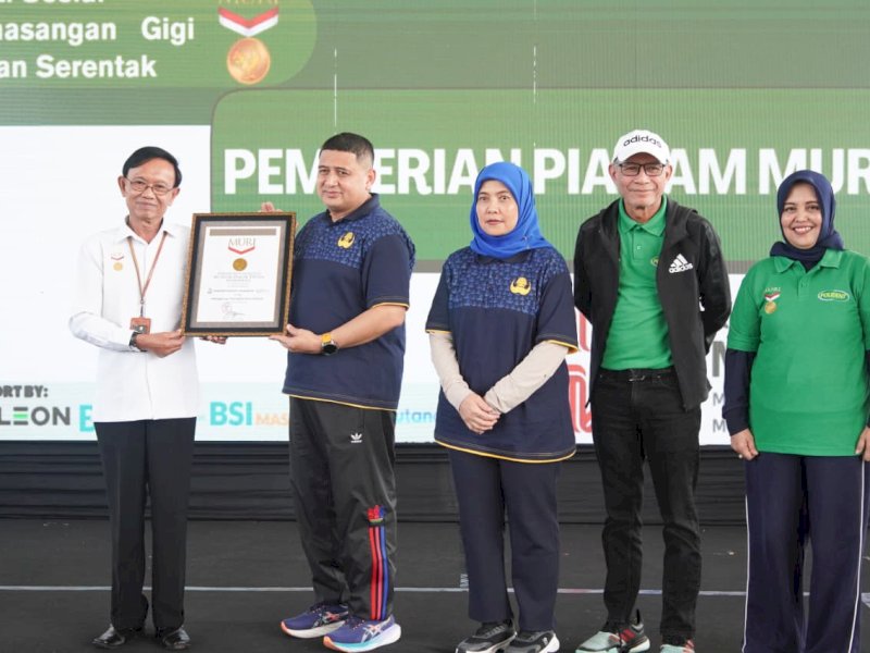 Pencatatan Rekor MURI penyerahan gigi palsu terbanyak, yang dilaksanakan oleh Dinas Kesehatan Kota Makassar bekerja sama dengan Ikatan Profesi Dokter Gigi Indonesia (IPROSI), Universitas Hasanuddin (Unhas), serta sejumlah sponsor dan mitra lainnya, dalam aksi kepedulian sosial dilakukan Pemkot Makassar di Lapangan Karebosi, Sabtu (8/11/2025). @Jejakfakta/dok. Humas Pemkot Makassar
