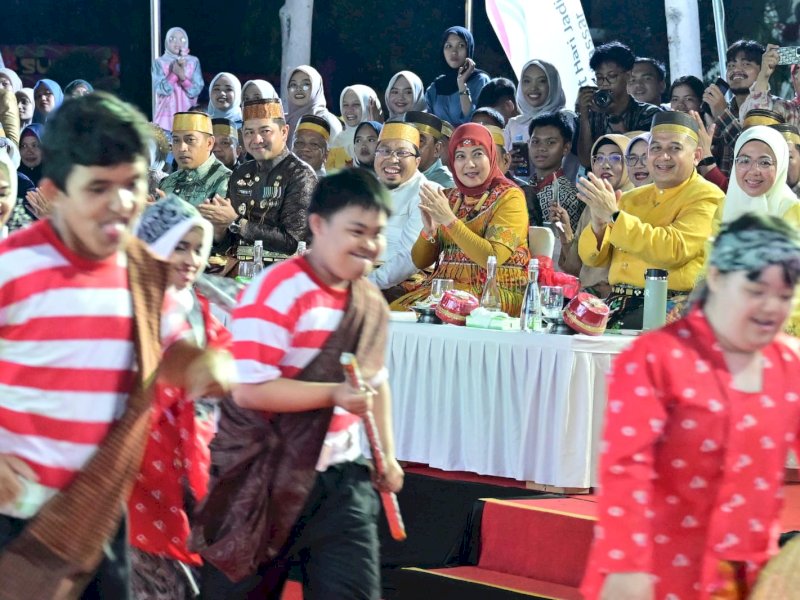 Kemeriahan panggung budaya yang penuh warna melalui gelaran Festival Singara' Bulang Harmoni Budaya Kota Makassar, Jumat malam (8/11/2025). @Jejakfakta/dok. Humas Pemkot Makassar