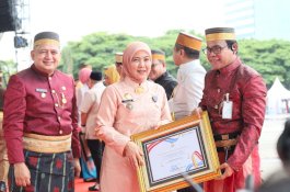 Munafri-Aliyah Berbagi Bantuan Pendidikan hingga Penghargaan di Upacara HUT Kota Makassar ke-418