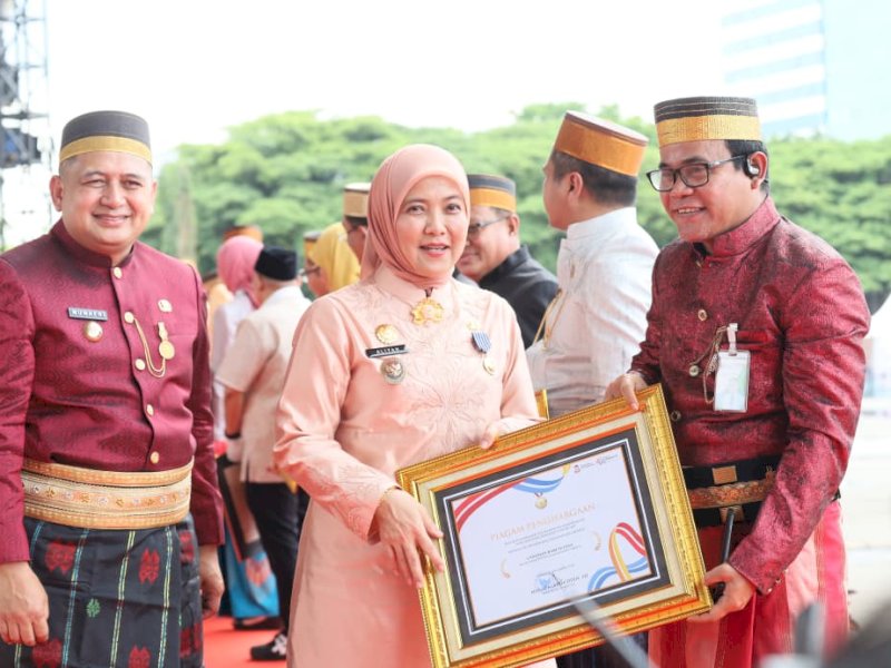 Momentum Upacara Peringatan HUT Kota Makassar ke 418 tahun sebagai ajang apresiasi dan kepedulian sosial dengan menyerahkan sejumlah beasiswa, bantuan pendidikan hingga penghargaan di Tribun Lapangan Karebosi, Minggu (9/11/2025). @Jejakfakta/dok. Humas Pemkot Makassar