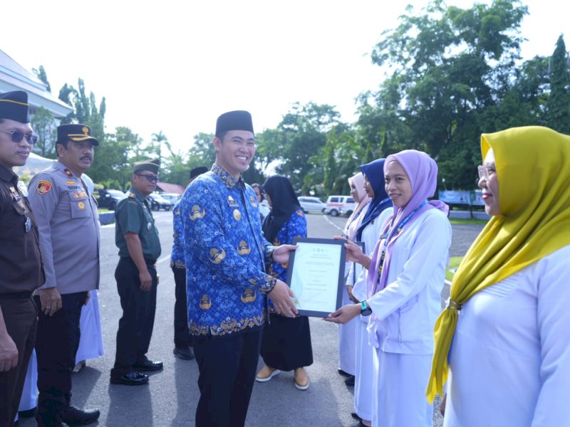 Bupati Pangkep menyerahkan penghargaan kepada 27 tenaga kesehatan teladan di Halaman Kantor Setda Pangkep, Senin (17/11/2025). @jejakfaktacom/Humas Pemda Pangkep