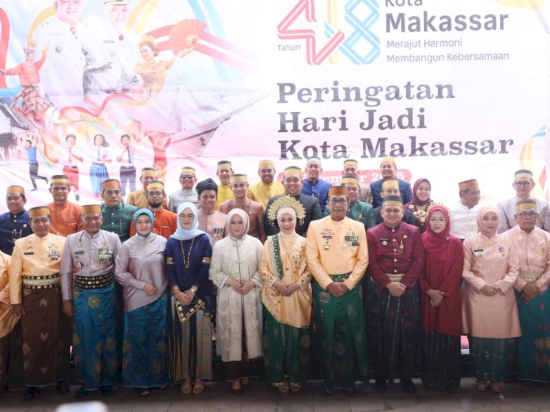 Sejumlah bupati, wakil bupati, wali kota, wakil wali kota, sekretaris daerah hingga pimpinan DPRD dari berbagai kabupaten/kota hadir langsung menghadiri upacara Hari Ulang Tahun (HUT) Kota Makassar yang ke-418 tahun, Minggu pagi (9/11/2025). @Jejakfakta/dok. Humas Pemkot Makassar