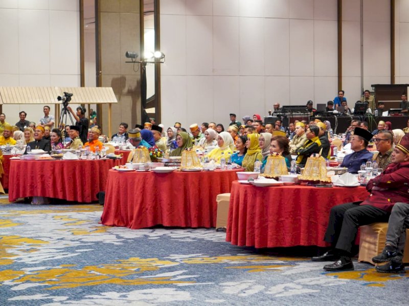 Wali Kota Makassar, Munafri Arifuddin, bersama Wakil Wali Kota Makassar, Aliyah Mustika Ilham, saat menghadiri Mukernas dan HUT ke-49 KKSS di Hotel Claro Makassar, Sabtu (15/11/2025) malam. @Jejakfakta/dok. Humas Pemkot Makassar