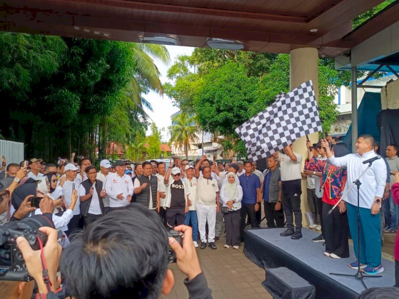 Wali Kota Makassar Munafri Arifuddin saat membuka Jalan Sehat, yang digelar Kerukunan Keluarga Sulawesi Selatan (KKSS) di Lapangan Karebosi, Minggu pagi (16/11/2025).@Jejakfakta/dok. Humas Pemkot Makassar