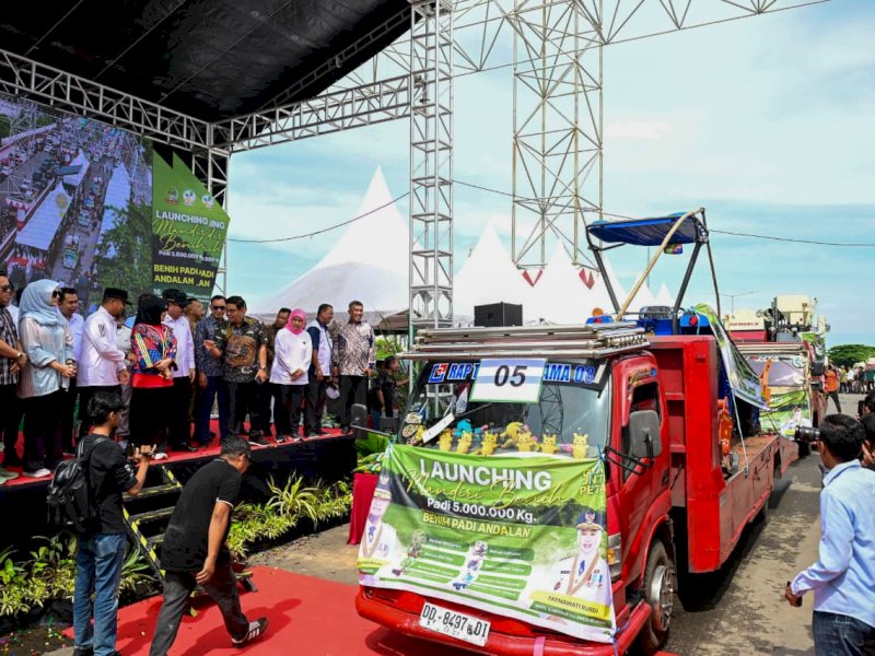 Wakil Wali Kota Makassar, Aliyah Mustika Ilham, turut menghadiri acara peluncuran program besar Pemerintah Provinsi Sulawesi Selatan berupa distribusi 5 juta kilogram benih padi unggul yang digelar di kawasan Center Point of Indonesia (CPI) Makassar, Minggu (16/11/2025). @Jejakjfakta/dok. Humas Pemkot Makassar