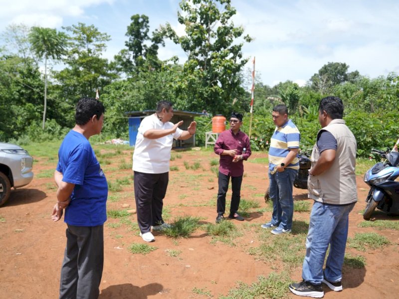Wali Kota Makassar, Munafri Arifuddin, meninjau lokasi lahan alternatif yang direncanakan menjadi area pekuburan baru bagi masyarakat Kota Makassar di Desa Benteng Gajah, Kecamatan Tompobulu, Kabupaten Maros, Minggu (16/11/2025). @Jejakfakta/dok. Humas Pemkot Makassar