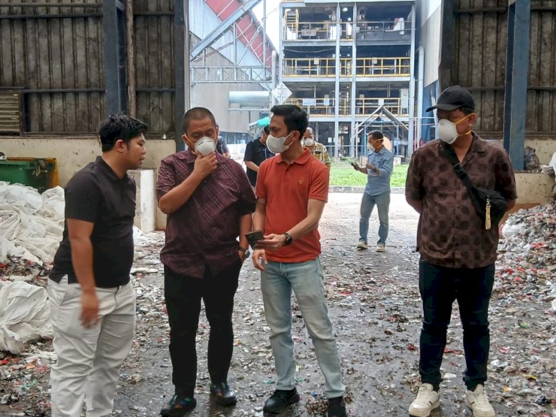 Bupati Luwu Timur, Irwan Bachri Syam, melakukan kunjungan ke Kantor Pengelolaan dan Laboratorium Landfill Mining serta RDF Plant di Tempat Pengolahan Sampah Terpadu (TPST) Bantargebang, Jakarta, Sabtu, (25/10/2025). @Jejakfakta/dok. ikp-humas/kominfo-sp