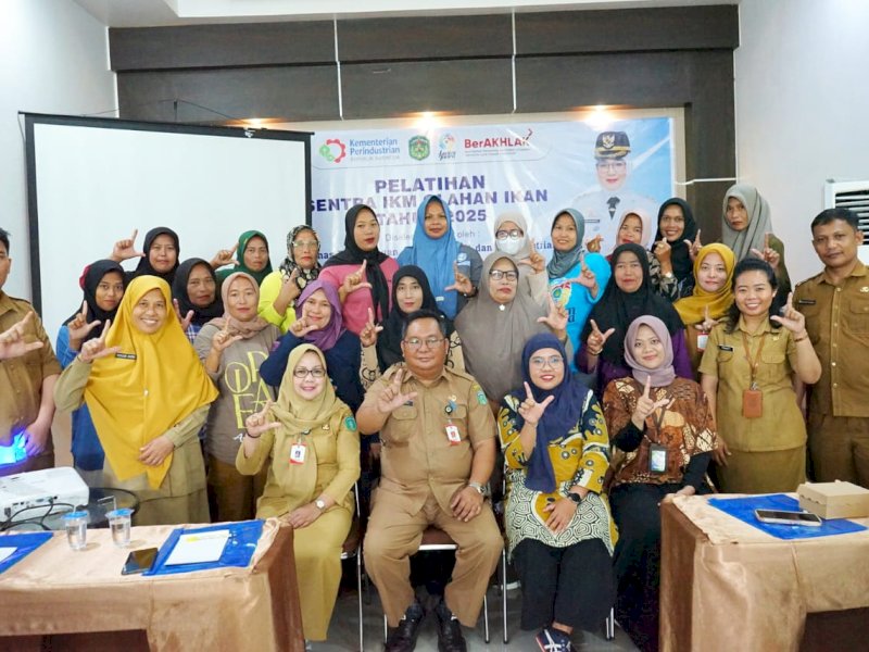Pelatihan Sentra Industri Kecil Menengah (IKM) Olahan Ikan dalam rangka mendukung rencana pembangunan industri kabupaten, di Wisma Golden House, Malili, Senin (27/10/2025). @Jejakfakta/dok. Istimewa