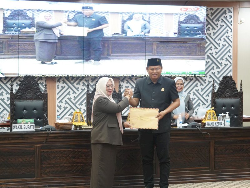 Wakil Bupati Luwu Timur, Puspawati Husler, resmi menyerahkan Rancangan Peraturan Daerah (Ranperda) tentang Anggaran Pendapatan dan Belanja Daerah (APBD) Tahun Anggaran 2026 kepada DPRD Luwu Timur,  dalam Rapat Paripurna, Senin (27/10/2025). @Jejakfakta/dok. ikp-humas/kominfo-sp