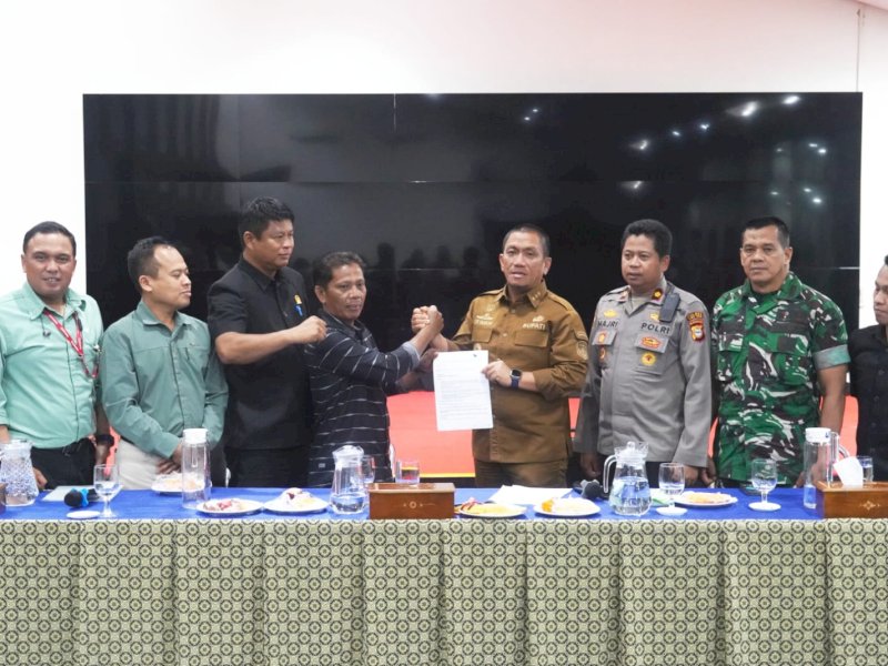 Bupati Luwu Timur, Irwan Bachri Syam, memfasilitasi aspirasi masyarakat terkait dampak kebocoran pipa PT Vale Indonesia melalui rapat kompensasi yang digelar di TAB, Sorowako, Kecamatan Nuha, Senin (27/10/2025). @Jejakfakta/dok. IKP-Humas/Kominfo-SP