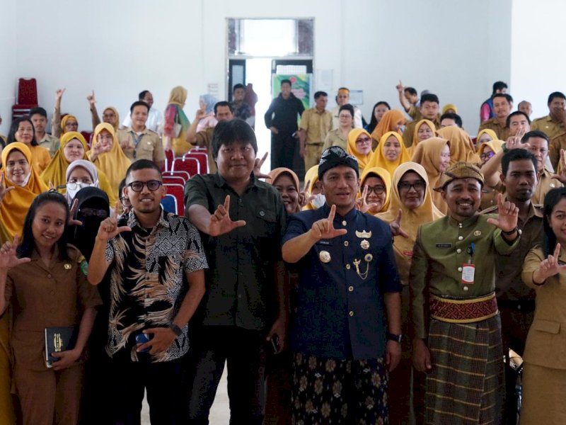 Dinas Pendidikan dan Kebudayaan (Disdikbud) berkolaborasi dengan Lentera Inspirasi Indonesia (LEINSA) menggelar Pelatihan Kehumasan Guru Tingkat SD dan SMP Kabupaten Luwu Timur, di Aula Disdikbud Lutim, Selasa (28/10/2025). @Jejakfakta/dok. ikp-humas/kominfo-sp