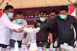 Kejari Pangkep Musnahkan Barang Bukti 19 Perkara Inkrah, Termasuk Sabu dan Senjata Tajam