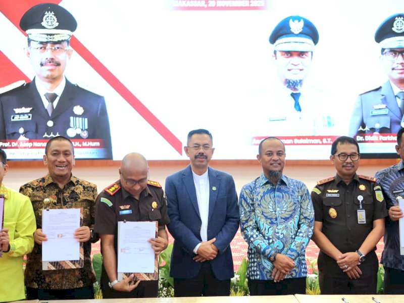 Penandatanganan Nota Kesepahaman serta Perjanjian Kerja Sama antara Kejaksaan Negeri Luwu Timur dengan Pemerintah Kabupaten Luwu Timur di Baruga Asta Cita, Rumah Jabatan Gubernur Sulawesi Selatan, Kamis (20/11/2025). @jejakfaktacom/Humas Pemda Luwu Timur