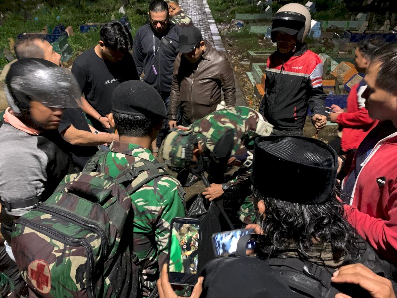 Pemkot Makassar, bersama TNI-Polri menyita sejumlah barang yang digunakan warga untuk perang kelompok di kawasan Tallo, Kota Makassar, Rabu (19/11/2025). @Jejakfakta/dok. Humas Pemkot Makassar