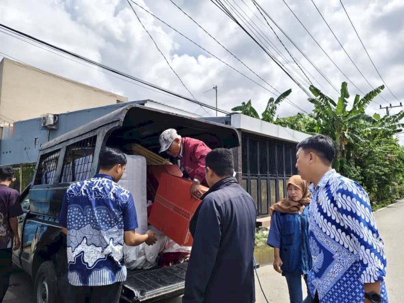 Dinas Sosial Kota Makassar bantuan darurat mulai dari kebutuhan pokok, perlengkapan keluarga, hingga dukungan layanan sosial telah disalurkan langsung ke lokasi kebakaran di di Jalan Pannampu Lorong 2, Kelurahan Suangga dan Kelurahan Lembo, Kecamatan Tallo, Kamis (20/11/2025). @Jejakfakta/dok. Humas Pemkot Makassar