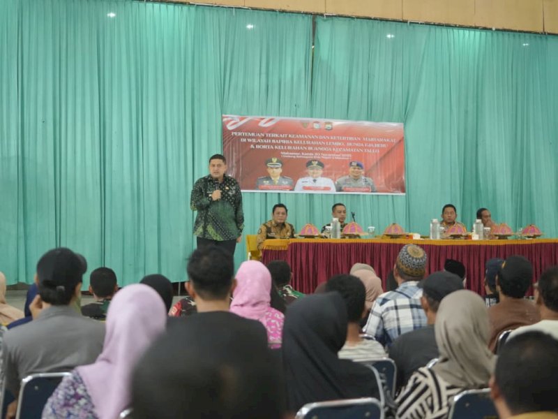 Wali Kota Makassar, Munafri Arifuddin, saat memberikan arahan pada pertemuan warga di Aula SMK 5 Makassar, Kamis (20/11/2025). @Jejakfakta/dok. Humas Pemkot Makassar