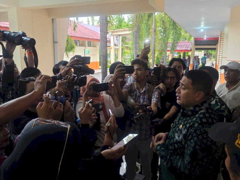 Wali Kota Makassar, Munafri Arifuddin, saat menghadiri pertemuan Kamtibmas, menindaklanjuti Insiden Perang Antar Kelompok di Kampung Sapiria Kelurahan Lembo dan Borta, berlangsung di Gedung Serbaguna SMK Negeri 5 Makassar, Jl. Sunu, Kecamatan Tallo, Makassar, Kamis (20/11/2025). @Jejakfakta/dok. Humas Pemkot Makassar