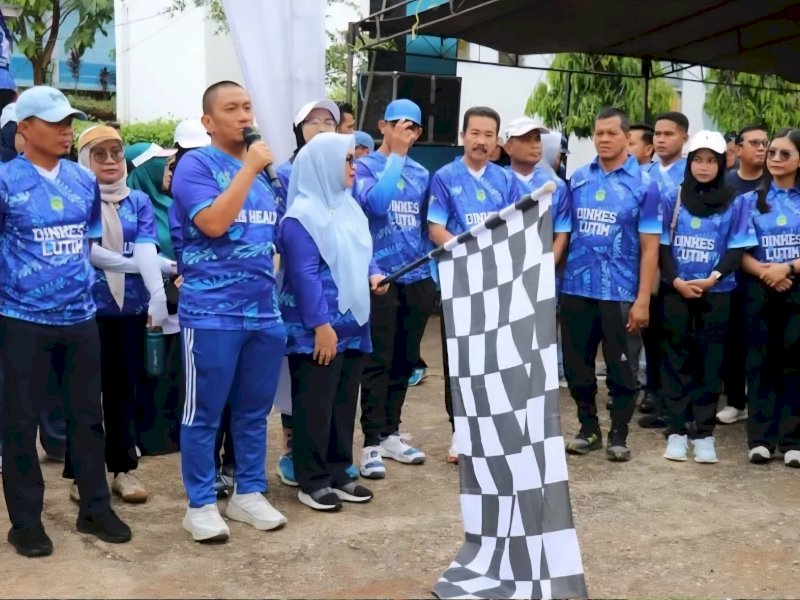 Bupati Luwu Timur, Irwan Bachri Syam, bersama Wakil Bupati Hj. Puspawati Husler, lepas ratusan peserta jalan sehat HKN ke-61 tingkat Kabupaten Luwu Timur, Jumat (21/11/2025). @jejakfaktacom/Humas Pemda Luwu Timur.