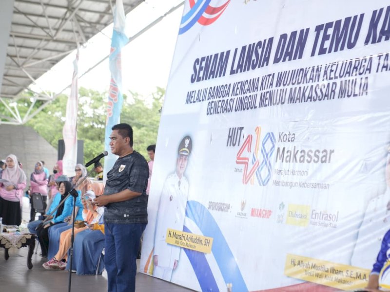 Kepala Dinas Pengendalian Penduduk dan Keluarga Berencana (PP dan KB) Kota Makassar, Andi Irwan Bangsawan, saat menghadiri kegiatan senam massal yang melibatkan lebih dari 1.500 lansia dan kader KB di Lapangan Karebosi, Jumat (21/11/2025). @Jejakfakta/dok. Humas Pemkot Makassar