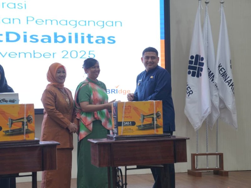 Wali Kota Makassar, Munafri Arifuddin, saat menghadiri Kegiatan Inagurasi dan Pelepasan Peserta Pelatihan & Magang Disabilitas #BRISahabatDisabilitas Kota Makassar Tahun 2025, di Balai Besar Pelatihan Vokasi dan Produktivitas, Makassar, Jumat (21/11/2025). @Jejakfakta/dok. Humas Pemkot Makassar