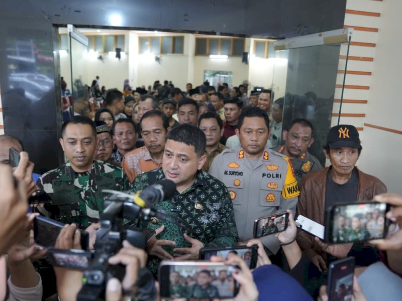 Wali Kota Makassar, Munafri Arifuddin, memberi keterangan pers usai menggelar pertemuan bersama TNI-Polri, tokoh masyarakat, dan warga Sapiria, Tallo, Kamis (20/11/2025). @Jejakfakta/dok. Humas Pemkot Makassar