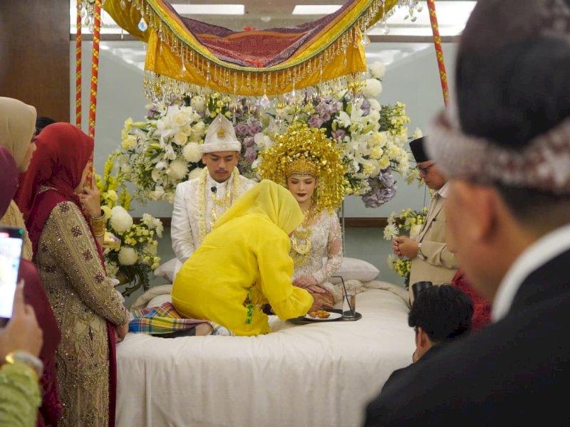 Pasangan Zulfiqar Nur Alamsyah dan Roida Halilah Falih Ichsan usai akad nikah, di Lotus Ballroom Lt. 2, Hotel Four Points by Sheraton Makassar, Sabtu (22/11/2025). @Jejakfakta/dok. Istimewa