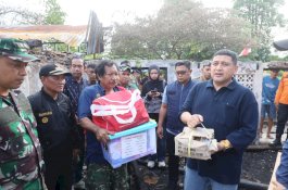 Munafri Tinjau Lokasi Kebakaran di Tallo, Serahkan Bantuan & Pastikan Pemkot Bangun Ulang Rumah